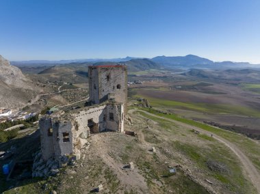 İspanya 'nın Malaga eyaletindeki Teba belediyesine bağlı Almohad Şatosu kalıntıları.
