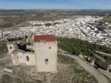 İspanya 'nın Malaga eyaletindeki Teba belediyesine bağlı Almohad Şatosu kalıntıları.