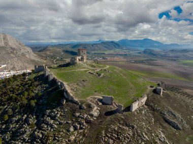 İspanya 'nın Malaga eyaletindeki Teba belediyesine bağlı Almohad Şatosu kalıntıları.