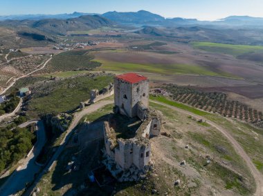 İspanya 'nın Malaga eyaletindeki Teba belediyesine bağlı Almohad Şatosu kalıntıları.