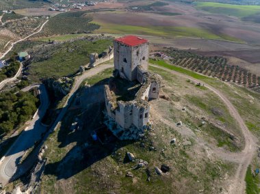 İspanya 'nın Malaga eyaletindeki Teba belediyesine bağlı Almohad Şatosu kalıntıları.
