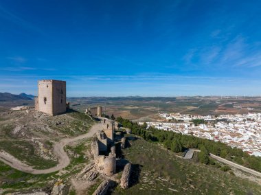 İspanya 'nın Malaga eyaletindeki Teba belediyesine bağlı Almohad Şatosu kalıntıları.