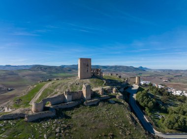 İspanya 'nın Malaga eyaletindeki Teba belediyesine bağlı Almohad Şatosu kalıntıları.