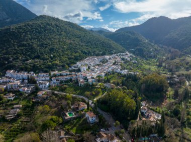 Benamahoma belediyesi, İspanya 'nın Cadiz eyaletine bağlı beyaz köylerin komarcasına bağlı.