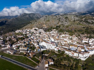 İspanya 'nın Cadiz iline bağlı beyaz köylerin yoldaşlığına bağlı Benaocaz belediyesi