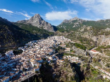 İspanya 'nın Cadiz iline bağlı beyaz köylerin komarcasına bağlı Grazalema belediyesi