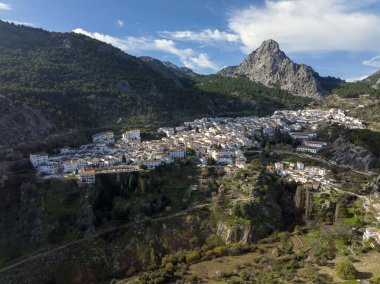 İspanya 'nın Cadiz iline bağlı beyaz köylerin komarcasına bağlı Grazalema belediyesi