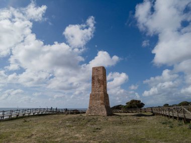 Cabopino, Marbella sahilinde Torreladrone adında eski bir gözlem kulesi..