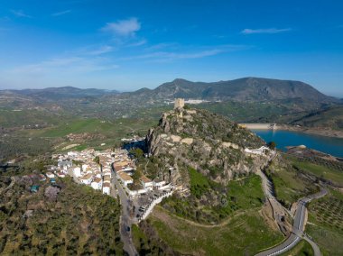 Zahara de la Sierra belediyesi, İspanya 'nın Cadiz iline bağlı beyaz köylerin komarcasına bağlı.