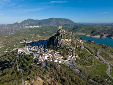 Zahara de la Sierra belediyesi, İspanya 'nın Cadiz iline bağlı beyaz köylerin komarcasına bağlı.