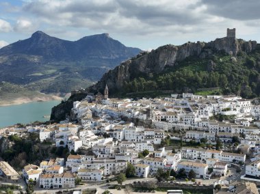 Zahara de la Sierra belediyesi, İspanya 'nın Cadiz iline bağlı beyaz köylerin komarcasına bağlı.