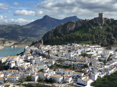 Zahara de la Sierra belediyesi, İspanya 'nın Cadiz iline bağlı beyaz köylerin komarcasına bağlı.