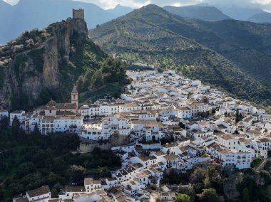 Zahara de la Sierra belediyesi, İspanya 'nın Cadiz iline bağlı beyaz köylerin komarcasına bağlı.