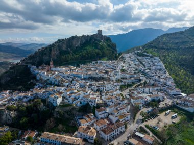 Zahara de la Sierra belediyesi, İspanya 'nın Cadiz iline bağlı beyaz köylerin komarcasına bağlı.