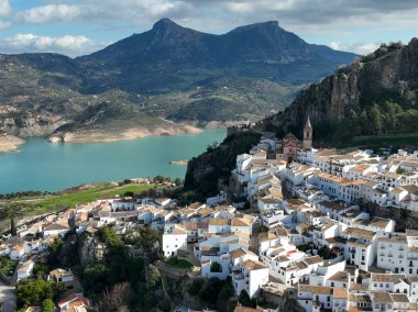 Zahara de la Sierra belediyesi, İspanya 'nın Cadiz iline bağlı beyaz köylerin komarcasına bağlı.