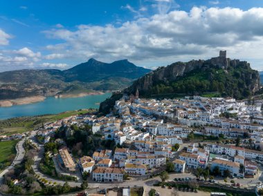 Zahara de la Sierra belediyesi, İspanya 'nın Cadiz iline bağlı beyaz köylerin komarcasına bağlı.