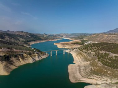 Düşük su seviyeli bir su deposu manzarası