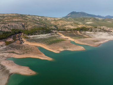Düşük su seviyeli bir su deposu manzarası