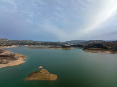 Düşük su seviyeli bir su deposu manzarası