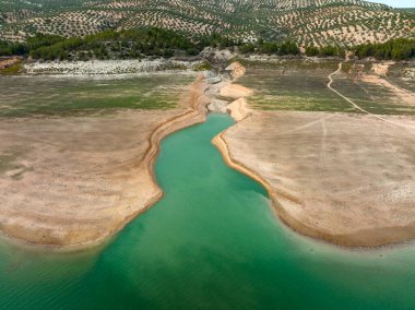 Düşük su seviyeli bir su deposu manzarası