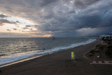 Padre Beach 'te güzel bir gün batımı, Marbella.