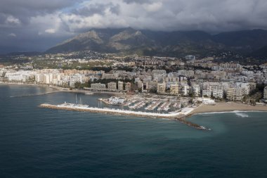 İspanya 'nın Marbella belediyesinin güzel marinasının hava manzarası