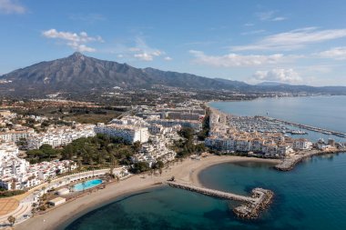İspanya, Marbella 'daki Nueva Endülüs sahilinin dalgaları