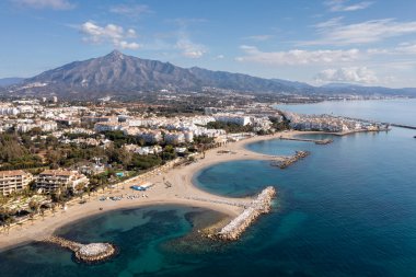 İspanya, Marbella 'daki Nueva Endülüs sahilinin dalgaları