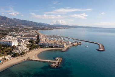 İspanya, Marbella 'daki Nueva Endülüs sahilinin dalgaları