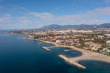 İspanya, Marbella 'daki Nueva Endülüs sahilinin dalgaları