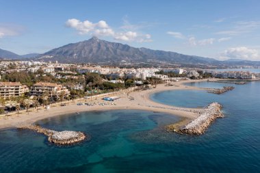 İspanya, Marbella 'daki Nueva Endülüs sahilinin dalgaları