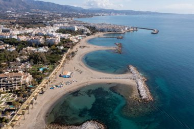 İspanya, Marbella 'daki Nueva Endülüs sahilinin dalgaları