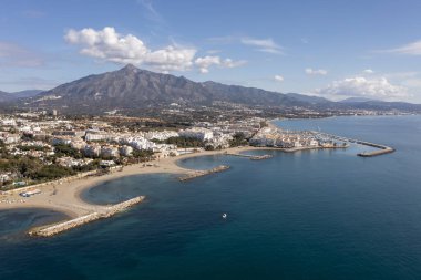 İspanya, Marbella 'daki Nueva Endülüs sahilinin dalgaları