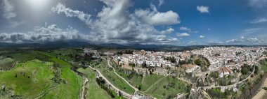 Anıtsal şehir Ronda 'nın manzarası ve antik şehir duvarları, İspanya