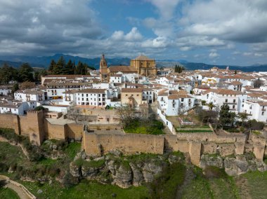 Anıtsal şehir Ronda 'nın manzarası ve antik şehir duvarları, İspanya