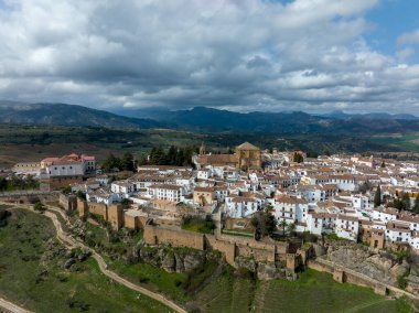 Anıtsal şehir Ronda 'nın manzarası ve antik şehir duvarları, İspanya
