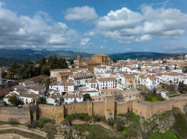 Anıtsal şehir Ronda 'nın manzarası ve antik şehir duvarları, İspanya