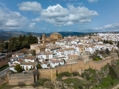 Anıtsal şehir Ronda 'nın manzarası ve antik şehir duvarları, İspanya