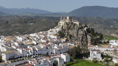 İspanya 'nın Cadiz kentindeki Olvera belediyesinin havadan görünüşü.