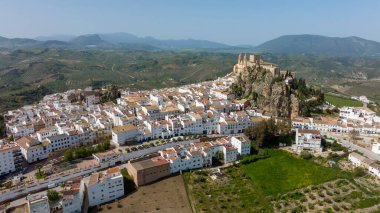 İspanya 'nın Cadiz kentindeki Olvera belediyesinin havadan görünüşü.