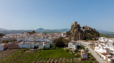 İspanya 'nın Cadiz kentindeki Olvera belediyesinin havadan görünüşü.