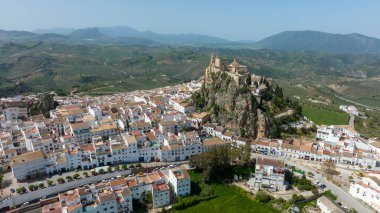 İspanya 'nın Cadiz kentindeki Olvera belediyesinin havadan görünüşü.