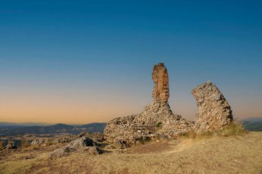 Huelva ilindeki antik Aracena şatosunun kalıntıları.