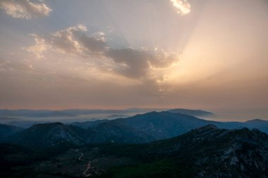 İspanya 'nın Marbella belediyesindeki Sierra Blanca' nın gün batımı manzarası
