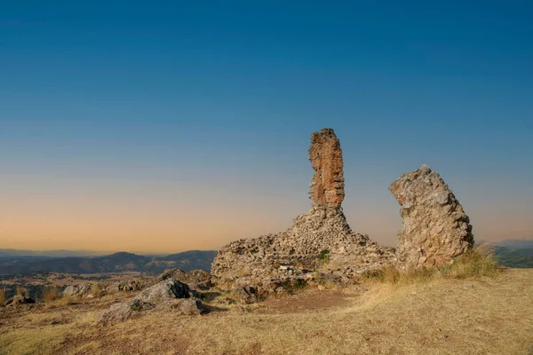 Huelva ilindeki antik Aracena şatosunun kalıntıları.