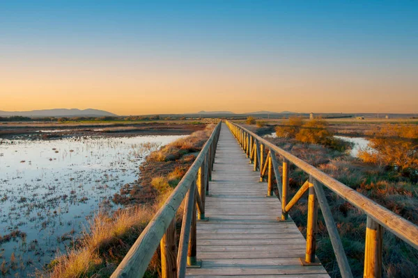 İspanya, Endülüs 'ün Malaga ilindeki Fuente de Piedra gölünde gün batımı