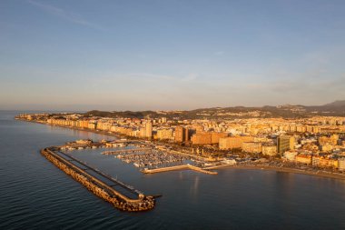 Güzel bir günde Fuengirola limanı manzarası, Endülüs.