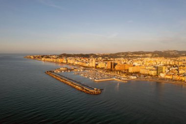 Güzel bir günde Fuengirola limanı manzarası, Endülüs.