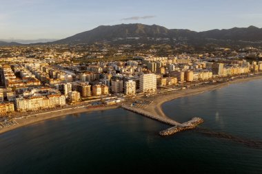 Fuengirola, Endülüs 'ün merkezindeki kumsal manzarası