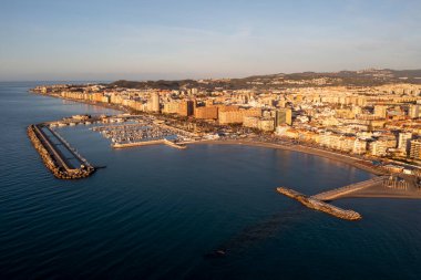 Güzel bir günde Fuengirola limanı manzarası, Endülüs.